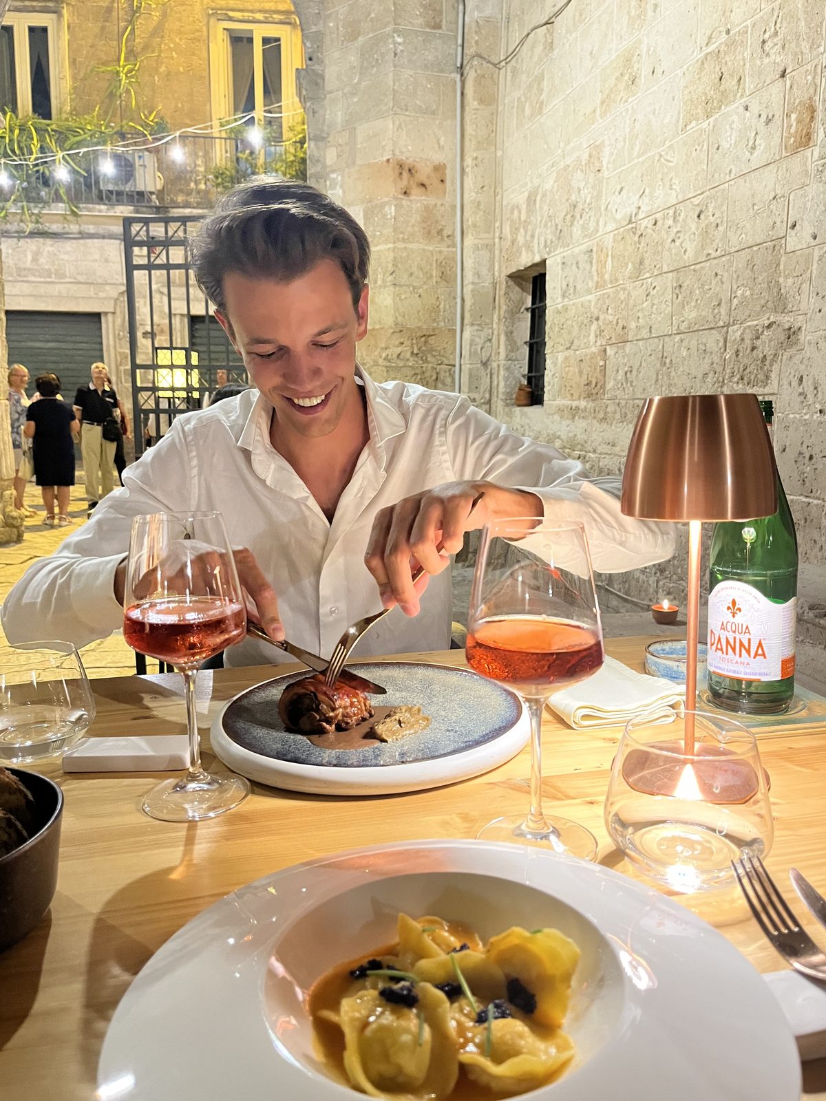 Manduria — diner met een glas Primitivo