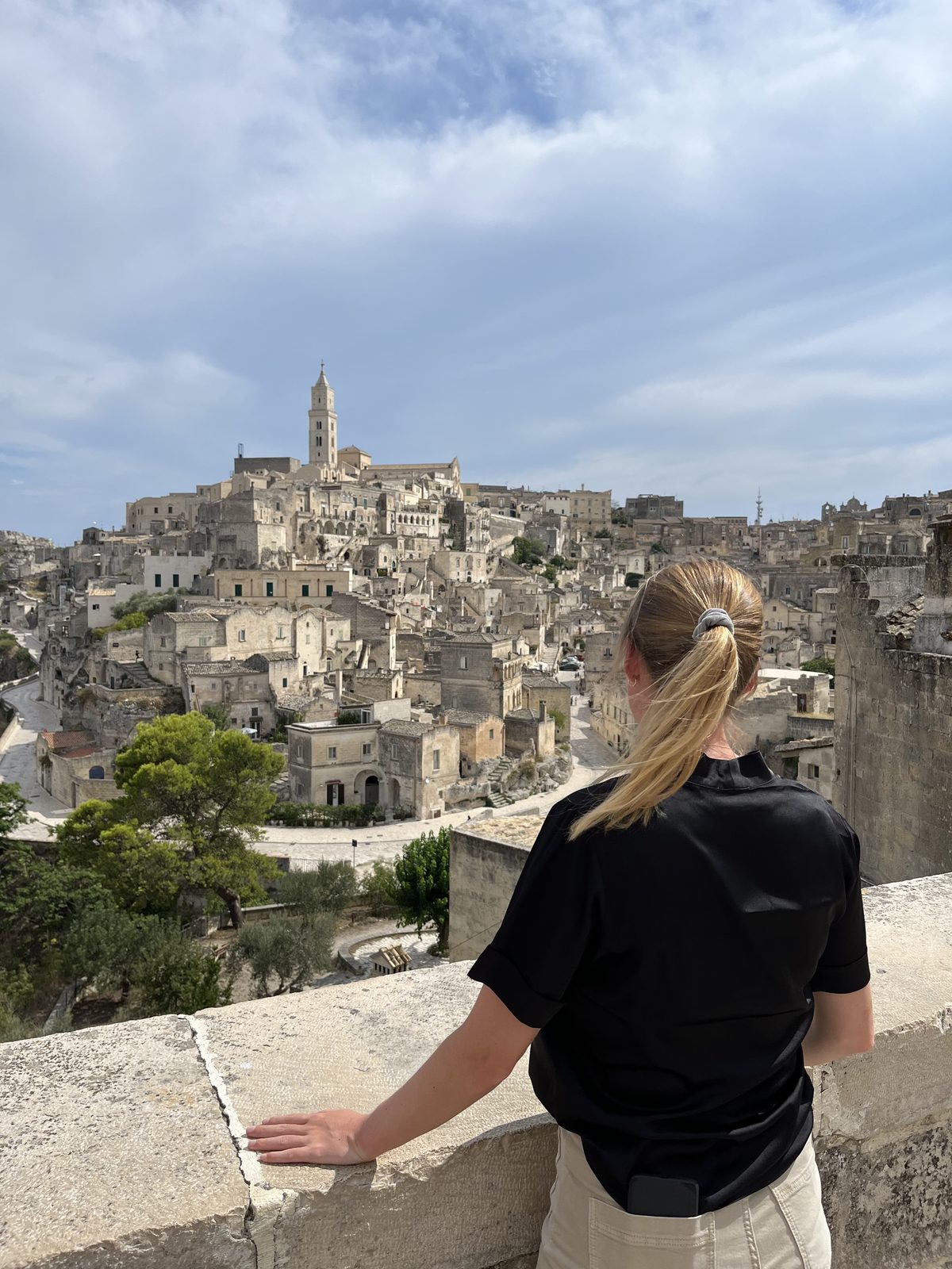 Matera — Charlotte kijkt uit over de sassi