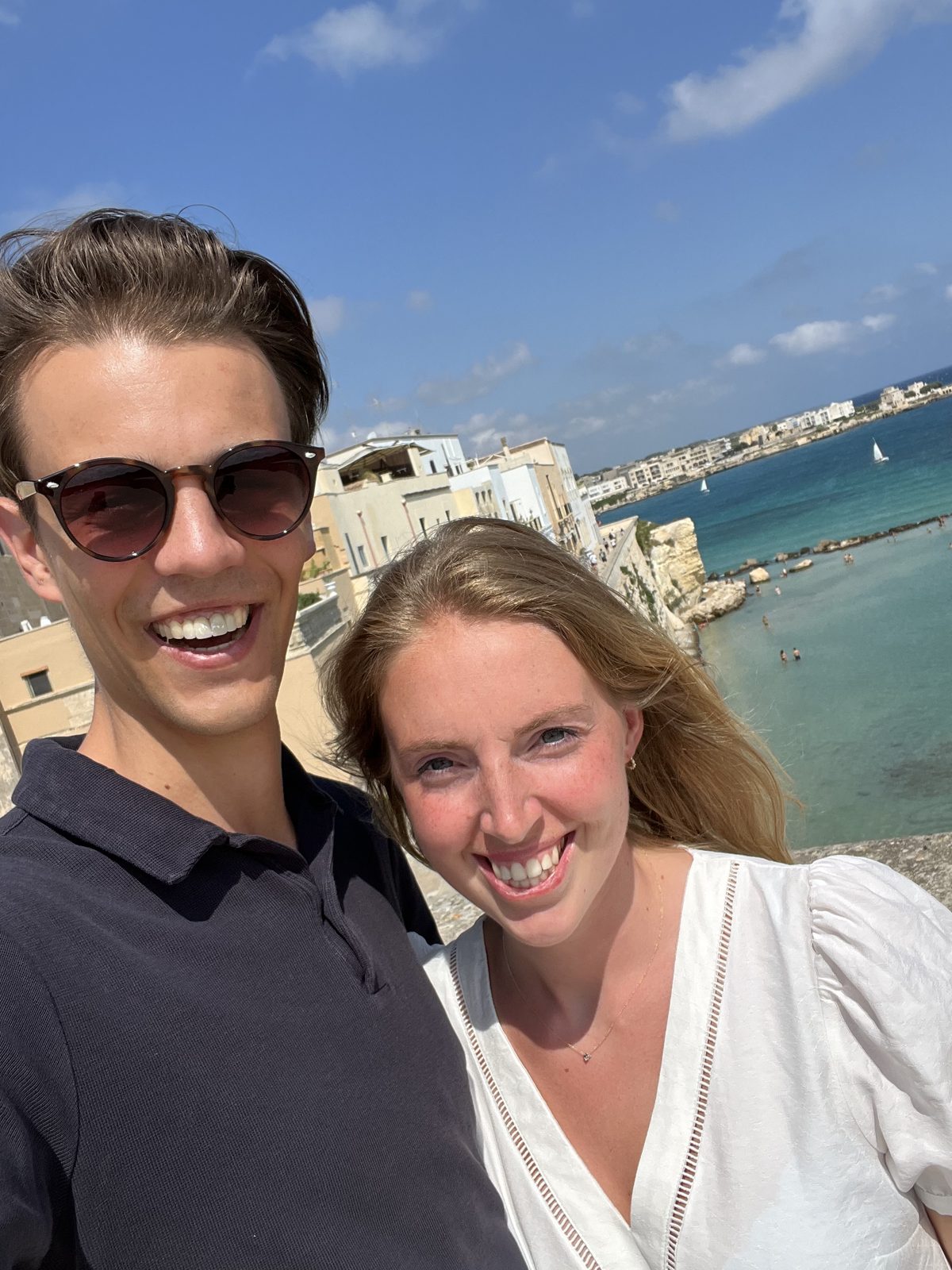 Otranto — Charlotte en Frederik aan de baai