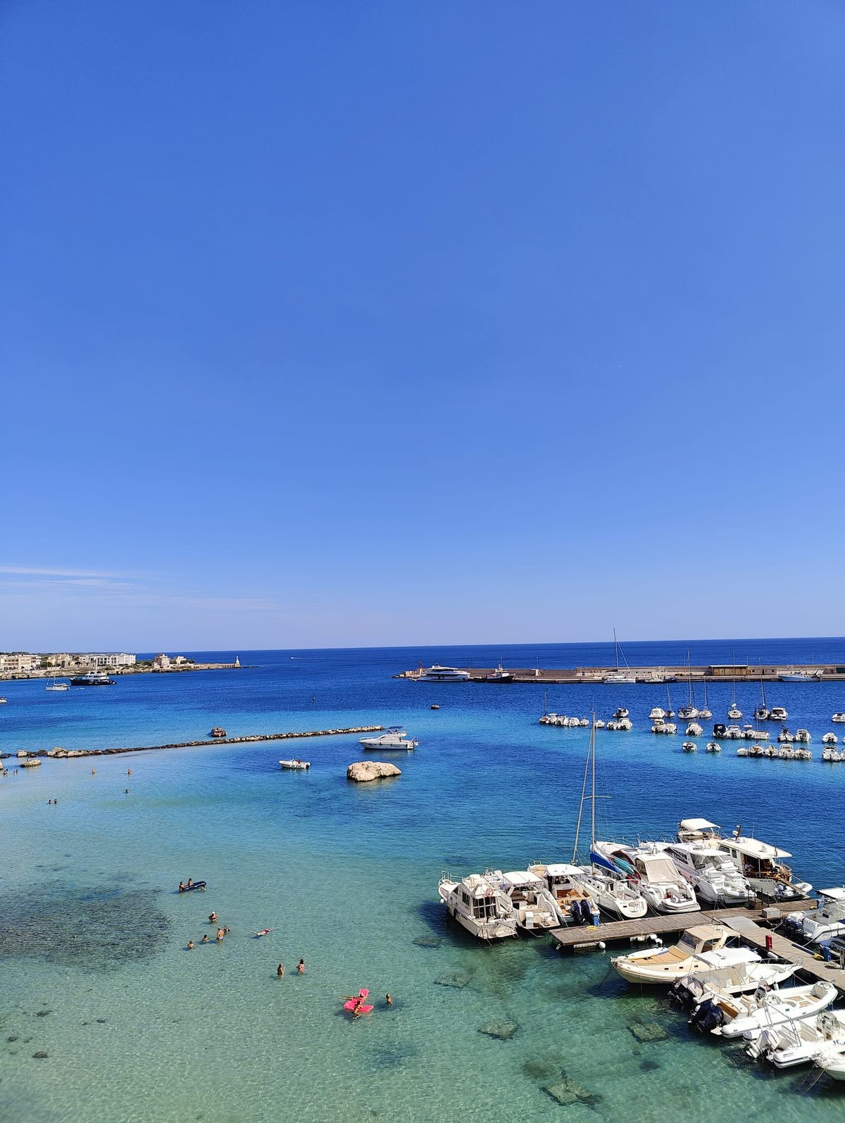 Otranto — de turquoise baai met de haven