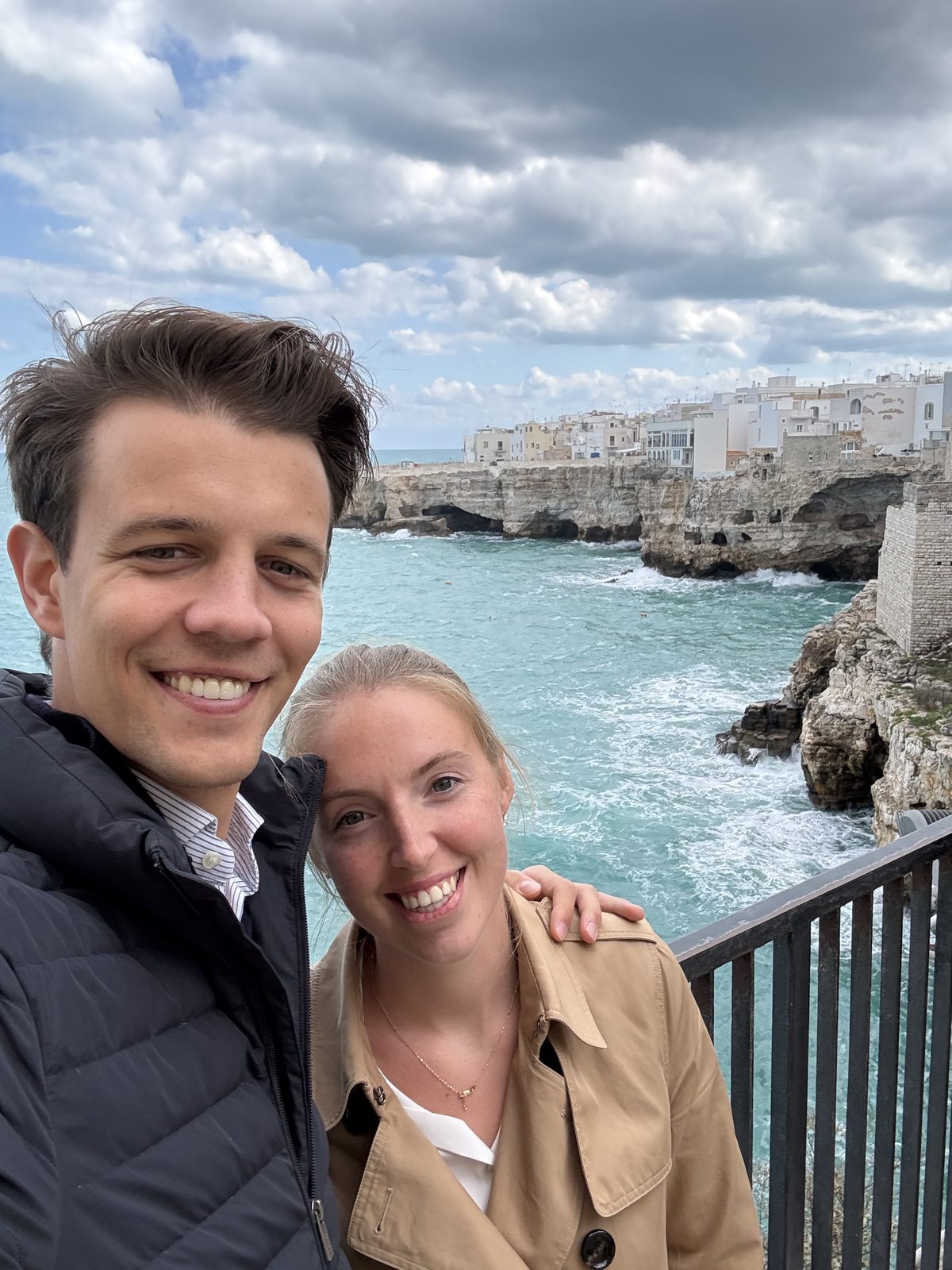 Polignano a Mare — Charlotte en Frederik boven zee