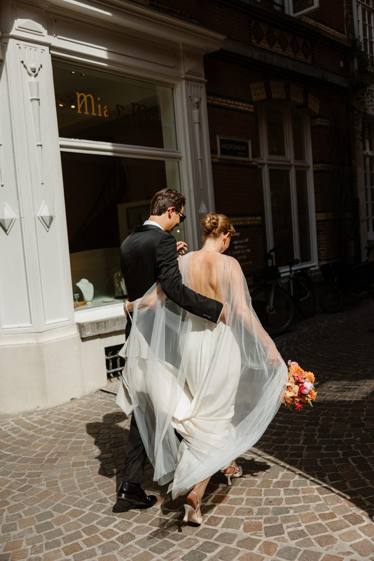 Charlotte en Frederik in de straten na hun jawoord